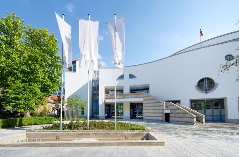 Bild mit Büchern und Stiften