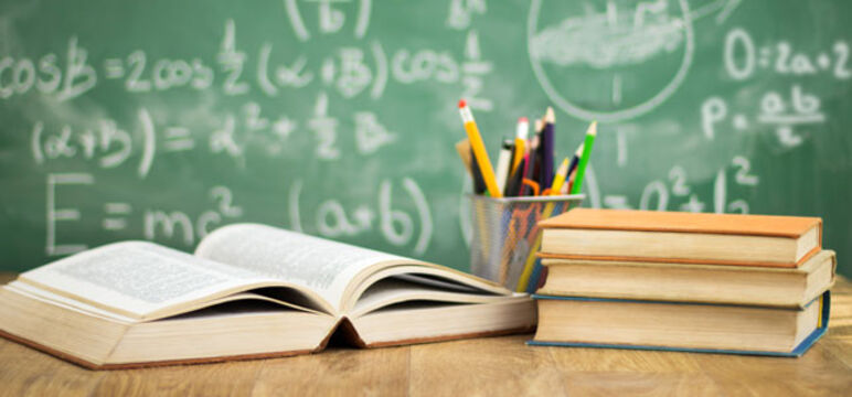 Bild mit Büchern und Stiften